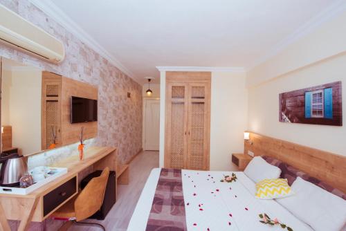 Ibrahim Bey Hotel Stop at Ibrahim Bey Hotel to discover the wonders of Fethiye. The property features a wide range of facilities to make your stay a pleasant experience. To be found at the hotel are free Wi-Fi in all r