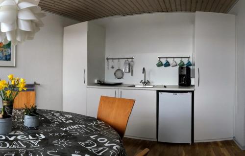 Facilities, 2 rooms, private kitchen, bathroom, and garden. in Vejle