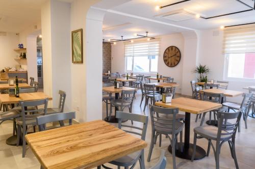 Bar, Hostal La Isla in Menorca