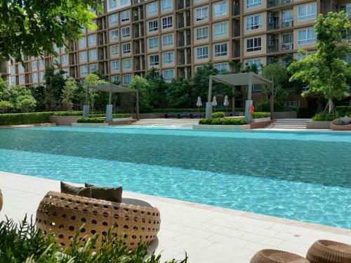 Swimming pool, Baan Thew Lom by Meaw in Cha Am Beachfront