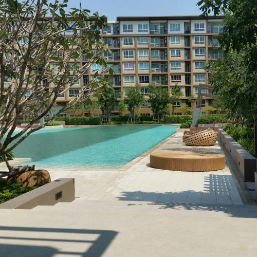 Swimming pool, Baan Thew Lom by Meaw in Cha Am Beachfront