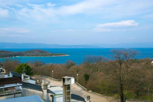  Apartment Sea view Njivice in Njivice