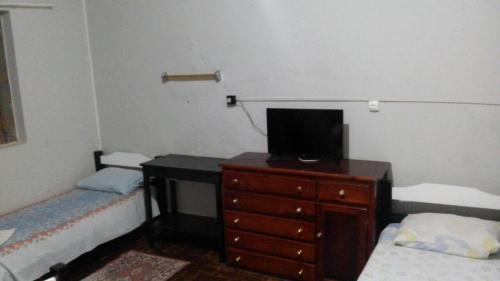 4 twin beds