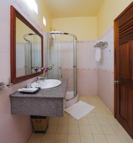 room detail thumbnail 2