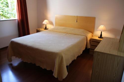 1 queen bed, 1 twin bed