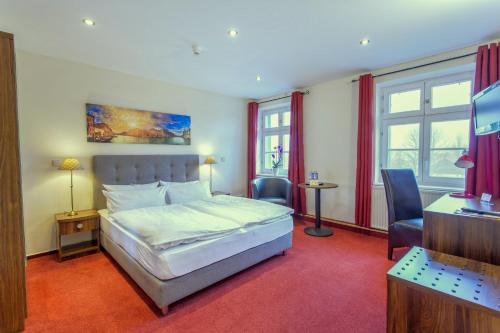 1 queen bed, 1 sofa bed