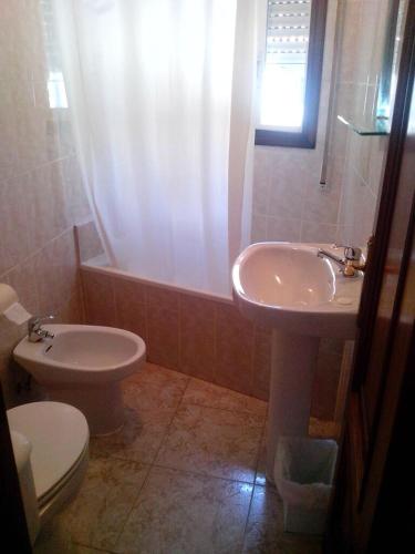 Twin Room image 3