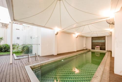 Yüzme havuzu, SRS Springs Hotel & Spa in Bangalore