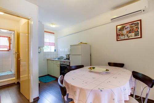 Apartment image 5