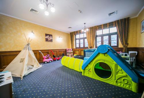 สนามเด็กเล่น, Hotel Opera in โซพอต