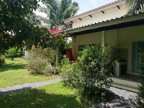 Kert, Aathid Garden Khao Lak near Hin Lad Vízesés