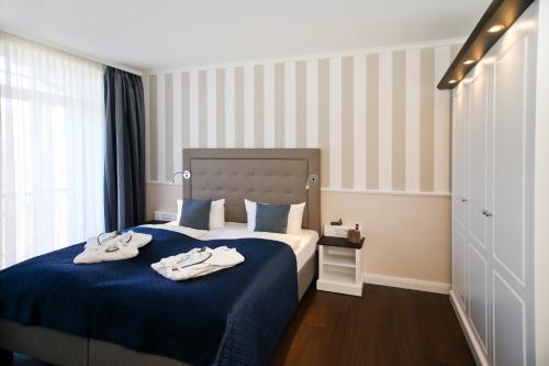 1 queen bed, 1 sofa bed