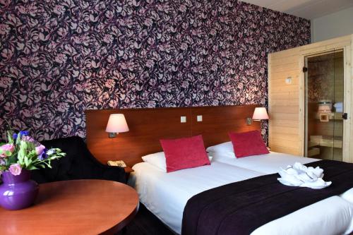 2 twin beds