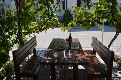  Apartments Sersic Baska I in Baška