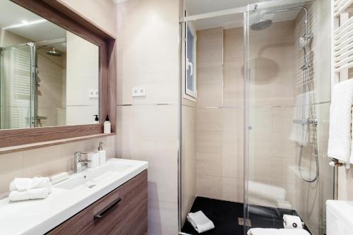 Jose Abascal Apartment by Flatsweethome