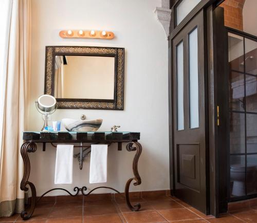 Hotel Herencia By Hosting House Mansion Real Morelia is perfectly located for both business and leisure guests in Morelia. The hotel offers a wide range of amenities and perks to ensure you have a great time. 24-hour front desk, val