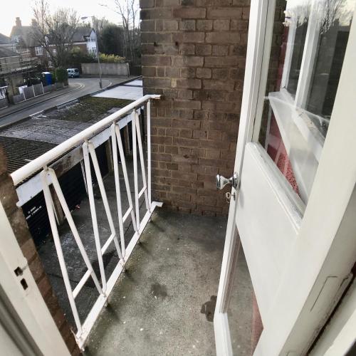 Central apartment 5 mins Putney tube station - image 3