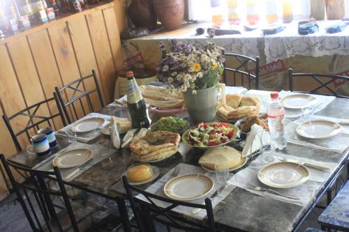 Φαγητό και ποτό, Shio's Stonehouse in Girevi