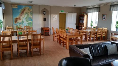 Közös társalgó / TV, Bjorkangs Vandrarhem in Tvaaker