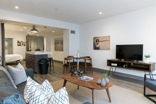 Amazing 2 bedroom flat in South Park / DTLA - image 4