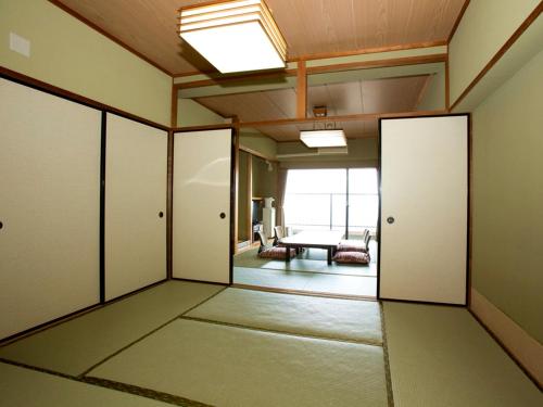 Itoen Hotel Atagawa Ideally located in the Higashiizu area, Itoen Hotel Atagawa promises a relaxing and wonderful visit. Both business travelers and tourists can enjoy the propertys facilities and services. Service-mind