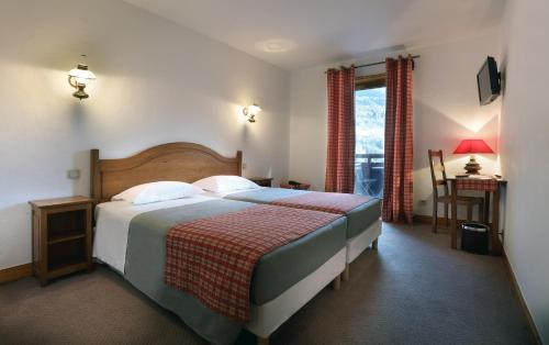 Twin Room with Balcony and Mountain View