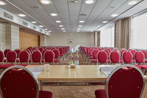 Future Inn Cardiff Bay - image 3