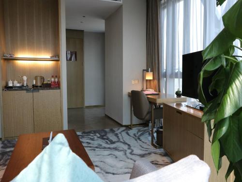 Xintiandi Jianguo Hotel Located in Lushan, Xintiandi Jianguo Hotel is a perfect starting point from which to explore Jiujiang. Featuring a satisfying list of amenities, guests will find their stay at the property a comfortab