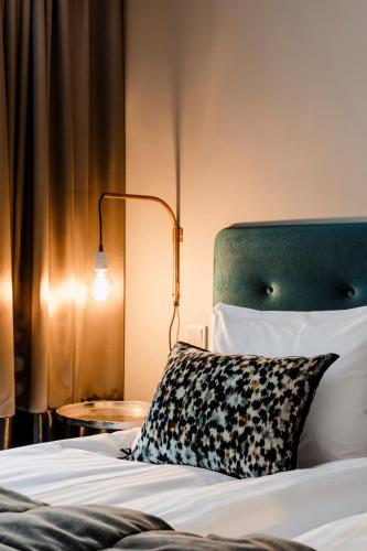 Hotel F6 Room Type - Deluxe Double or Twin Room