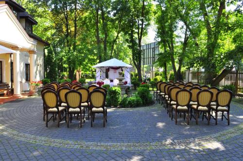 Ресторан, Dworek Biala Dama in Неборув