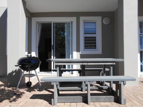 Ocean Shores The 3-star Ocean Shores Resort offers comfort and convenience whether youre on business or holiday in Cape Town. The property features a wide range of facilities to make your stay a pleasant experien