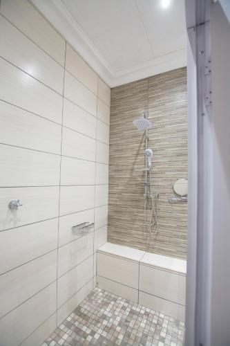 136891703 Border Hotel