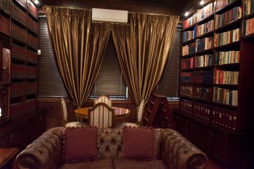 136891728 Border Hotel