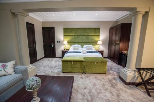 136891741 Border Hotel