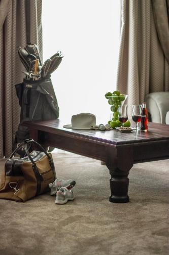 136891775 Border Hotel