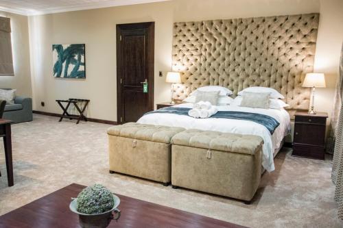 136891808 Border Hotel