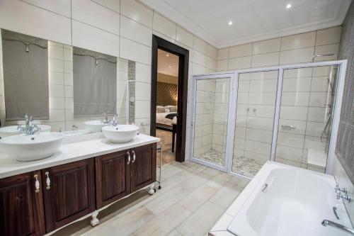 136891840 Border Hotel