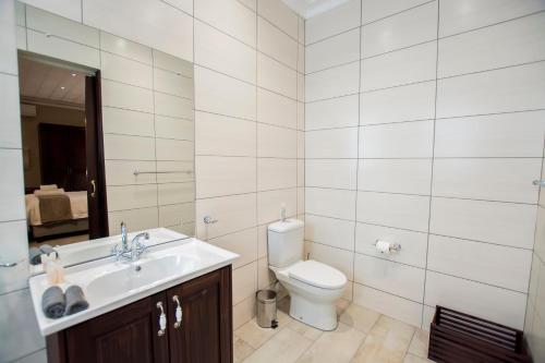 136891923 Border Hotel