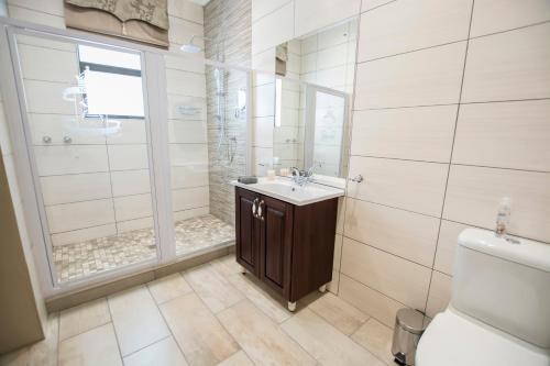136891938 Border Hotel