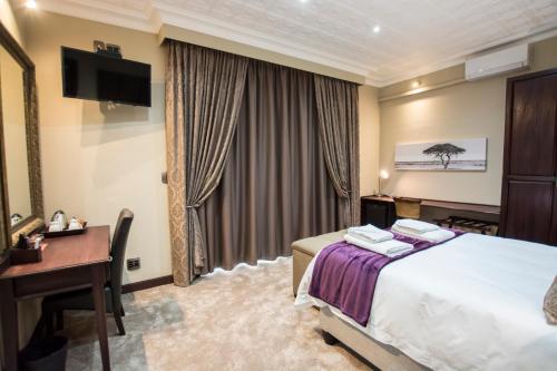 136891974 Border Hotel