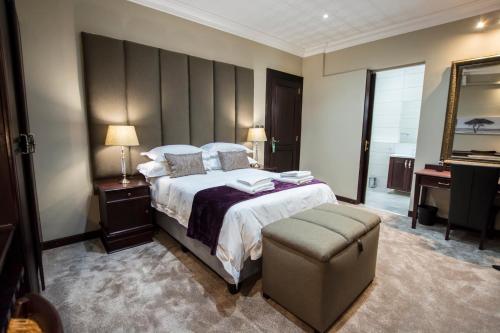 136892010 Border Hotel