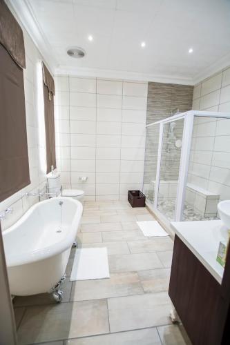 136892200 Border Hotel