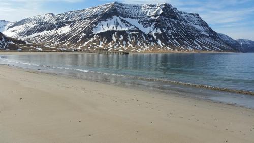 Tuvākā izklaides vieta, Holt Inn in Flateyri