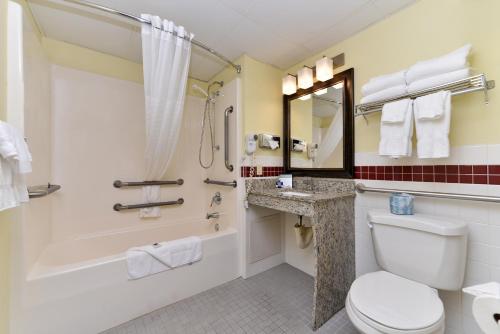 Deluxe Queen Room with Two Queen Beds and Roll-In shower - Mobility Accessible/Non-Smoking