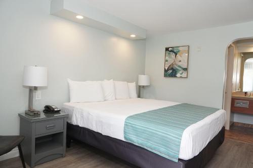 Guestroom, Riverleaf Inn Mission Valley near Miguel's Cocina