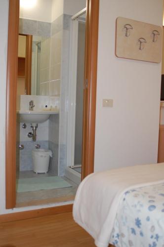 Double or Twin Room image 5