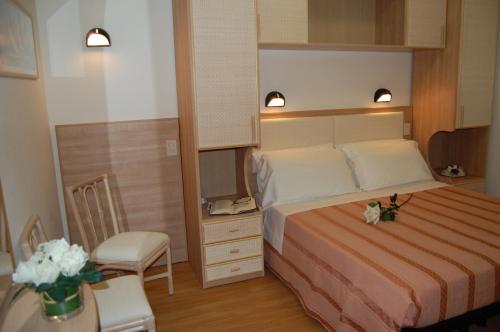 Double or Twin Room image 8