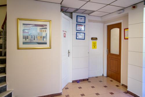 Argo Hotel Piraeus - image 2