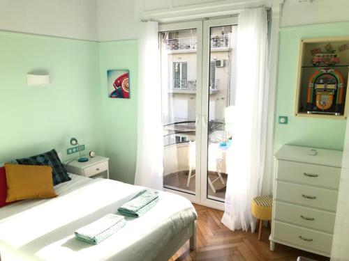 Spacious & Sunny Kolonaki Apt 5 mins metro/ACx3/1.5 BT, Athens (photo 10)