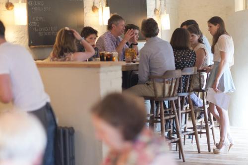 The White Hart - image 3